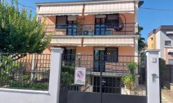 Villa bifamigliare su due livelli Villa bifamigliare su due livelli