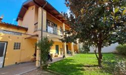 Casa indipendente con box auto doppio e giardino privato Casa indipendente con box auto doppio e giardino privato