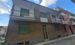 Villa bi-trifamigliare con autorimesse e cortile privato Villa bi-trifamigliare con autorimesse e cortile privato