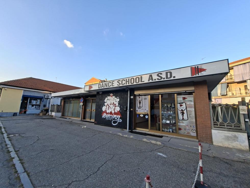 Locale commerciale con box auto - MQ 200,00