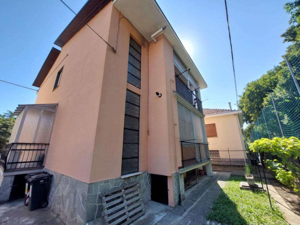 Quadrilocale con tavernetta/autorimessa, verde privato e cortile