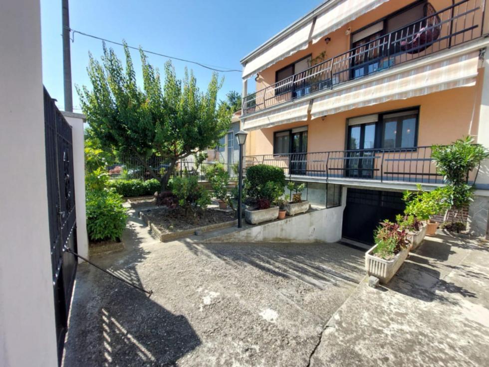 Quadrilocale con tavernetta/autorimessa, verde privato e cortile