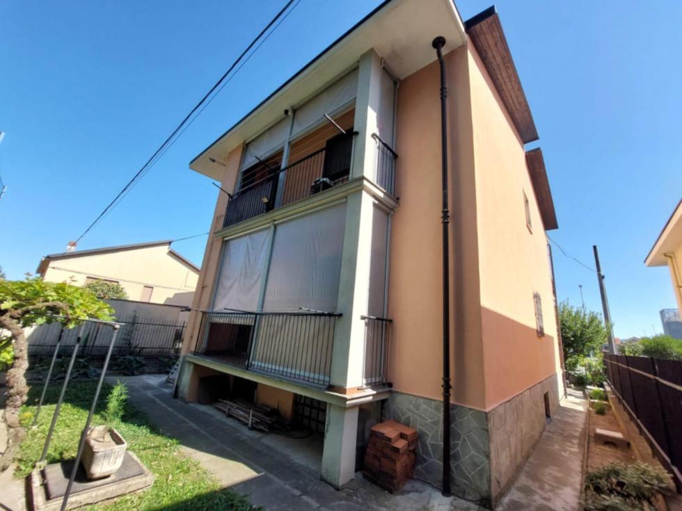 Quadrilocale con tavernetta/autorimessa, verde privato e cortile