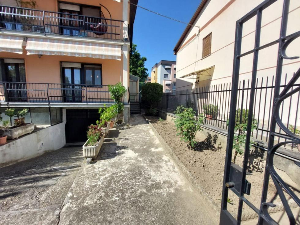 Quadrilocale con tavernetta/autorimessa, verde privato e cortile