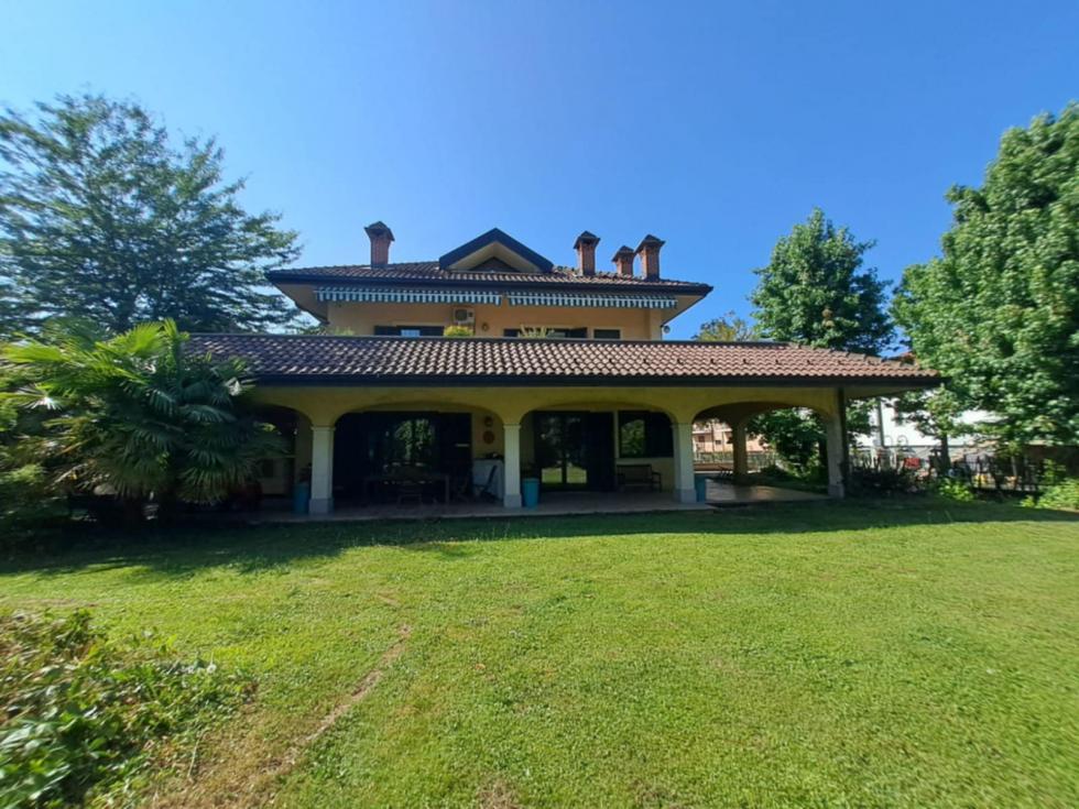 BIFAMIGLIARE APPARTAMENTO PIANO TERRA CON PARCO, TAVERNETTA E PORTICO